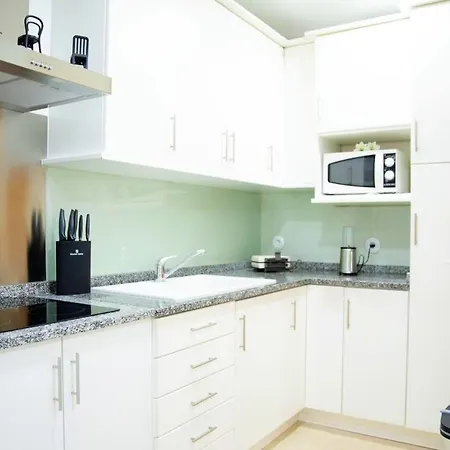 With 4 Bedrooms In With Wonderful City View And Wifi